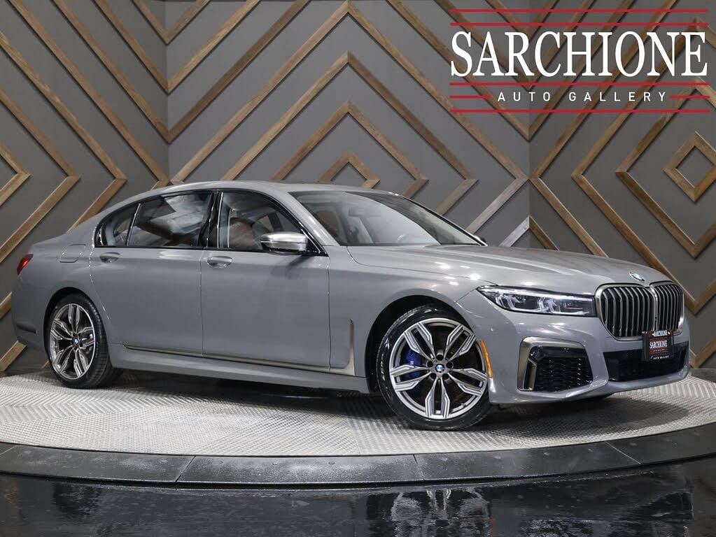 2022 BMW M760i