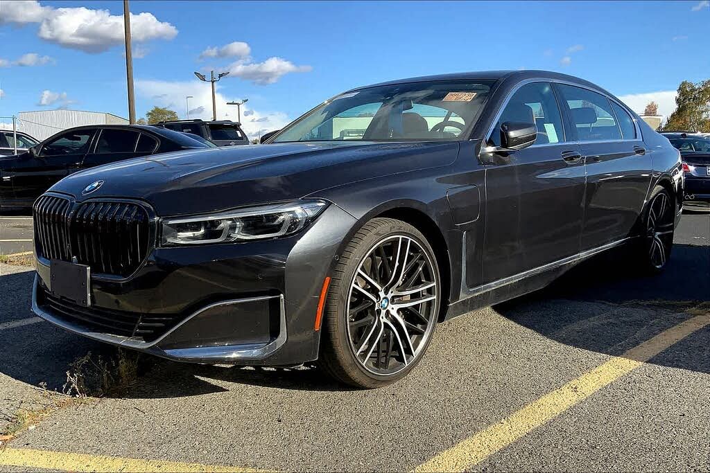 2021 BMW 7 Series 745e plug-in hybrid Sedan